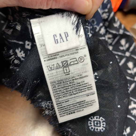 NWOT Gap Thin Scarf🧣black, navy, white, and yellow - Picture 2 of 3